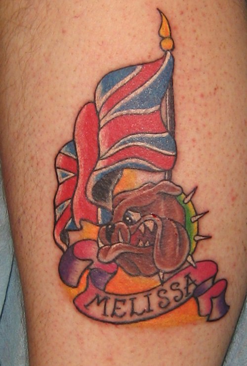 Bulldogge Melisa  und Großbritannien-Flagge Tattoo