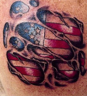 USA-Flagge unter abgerissen Hautriß Tattoo