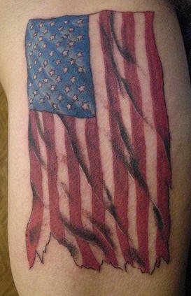 el tatuaje realista de la bandera americana