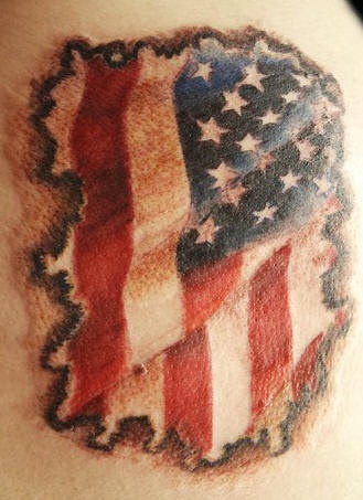 el tatuaje de la bandera americana en forma de un estado