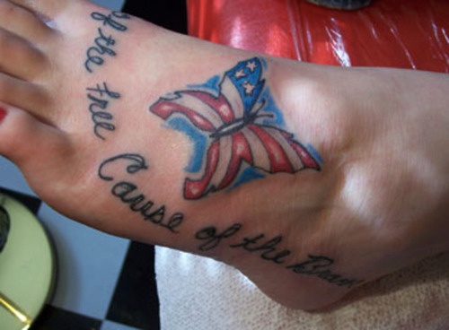 Farfalla patriotica tatuaggio sul piede