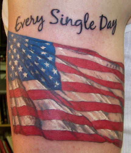 el tatuaje realista de la bandera americana y las palabras &quotcada solo dia"