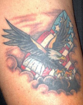 Aquila patriotica e bandiera sulle nebole tatuaggio