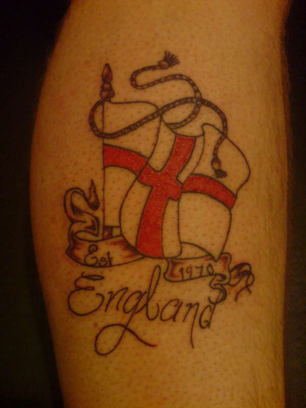 el tatuaje con la bandera de inglaterra hecho parcialmente en color rojo