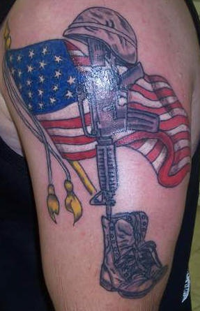 Soldato caduto e bandiera americana tatuaggio
