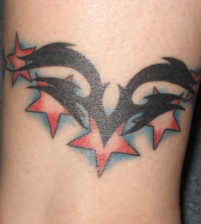 Ornamento tribale patriotico tatuaggio