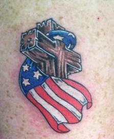 el tatuaje patriota de una cruz envuelta en la bandera americana