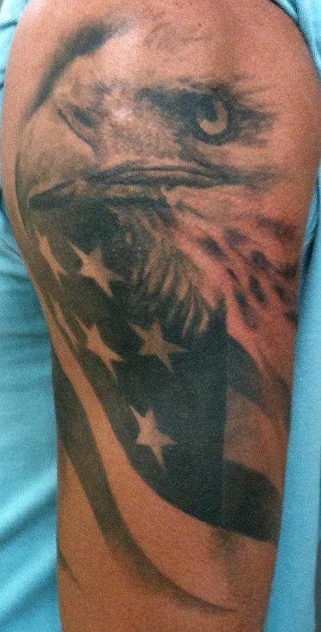 Schwarzes Tattoo von amerikanischem Adler und Flagge