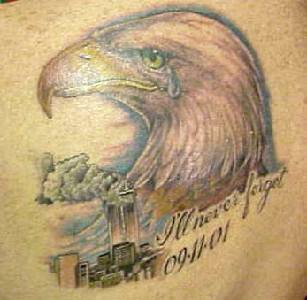 el tatuaje conmemorativo de una aguila con lagrimas a memoria de las torres gemelas 2011