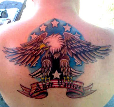 Le tatouage de haut du dos d&quotaigle avec deux symboles patriotiques