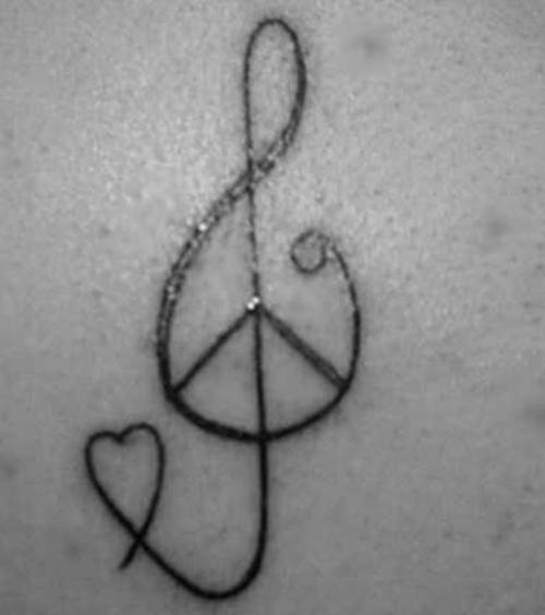 el tatuaje sencillo de una clave de sol con corazon y simbolo de paz