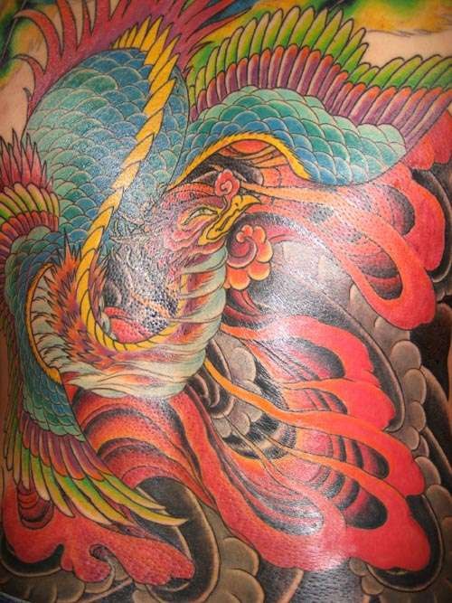 el tatuaje detallado y de muchos colores con la ave fenix