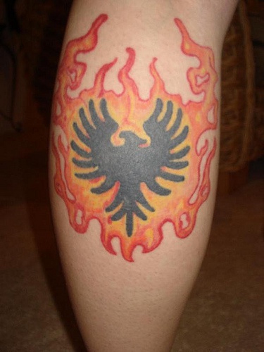 el tatuaje de la ave fenix negra en las llamas de fuego
