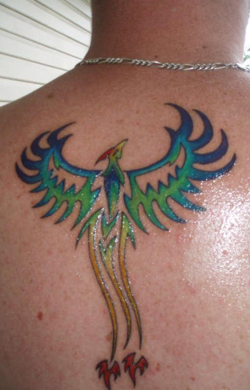 el tatuaje colorado tribal con la ave fenix hecho en la espalda