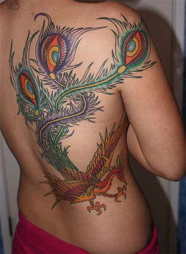 el tatuaje grande colorado de la ave fenix con plumas hermosas hecho en la espalda
