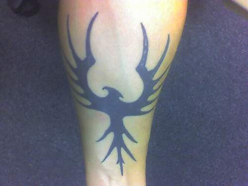 el tatuaje tribal simbolico sencillo de la ave fenix en tinta negra