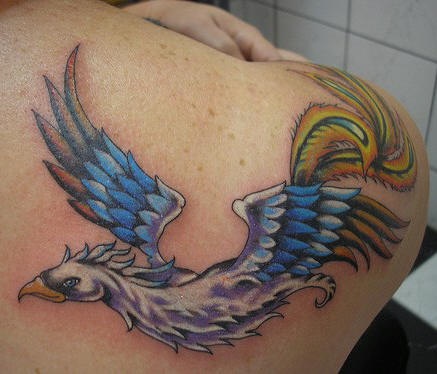 Uccello maico tatuaggio sulla spalla