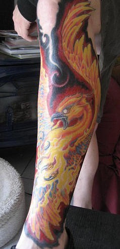 Sehr detailliertes Tattoo von Phönix am Bein