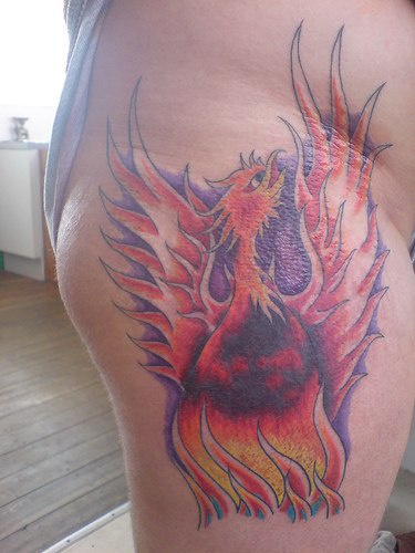 el tatuaje de la ave fenix en el fuego hecho en color