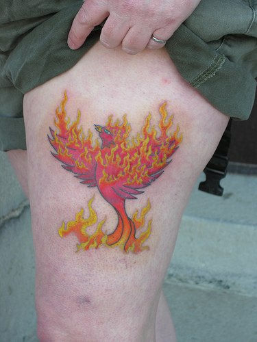 el tatuaje de la ave fenix quemandose en el fuego