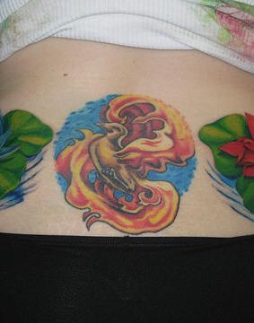 Fenice colorato tatuaggio sulla schiena abbasso