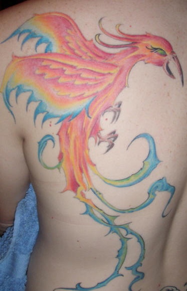 Ucello di fuoco magico tatuaggio colorato sulla schiena