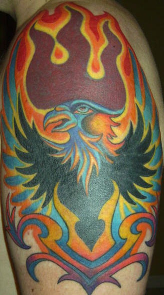el tatuaje de hombro con la ave fenix hecho en muchos colores