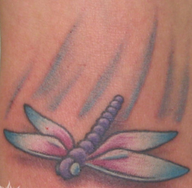 Tatuaje de una libélula color púrpura y azul