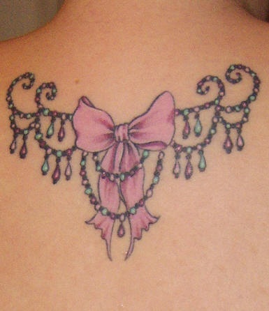 tatuaje de lazo rosa con decoración