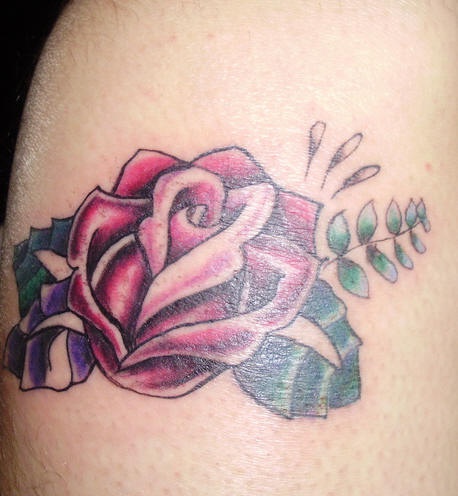 Tatuaje en color la rosa con las hojas