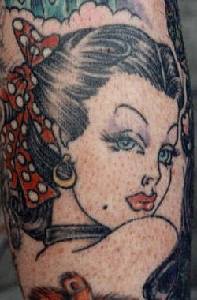 el tatuaje pin up con una chica de labios rojos y un moño en su pelo