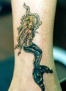 el tatuaje de una sirena con pelo amarillo