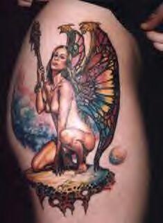 el tatuaje de una hada realista desnuda hecho en color