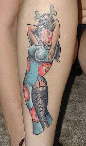 el tatuaje pin up de una chica asiatica hecho en color