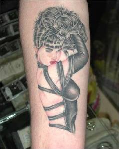 el tatuaje pin up con una chica en traje negro