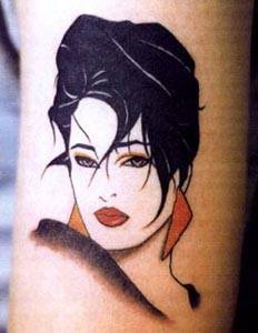 Vamp Frau mit  dunklem Haar Tattoo