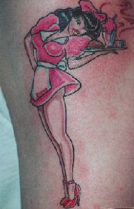 el tatuaje de una chica pin up camarera con su uniforme de color rosa