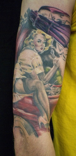 perno sulla ragazza bionda con automobile tatuaggio sul braccio