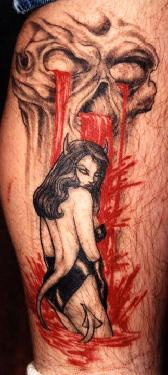 el tatuaje de unachica diabliada y una calavera sangrando