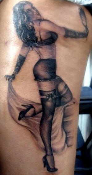 el tatuaje de tinta negra estilo pin up con una chica realista