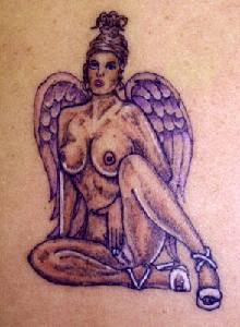 el tatuaje de una mujer angel desnuda