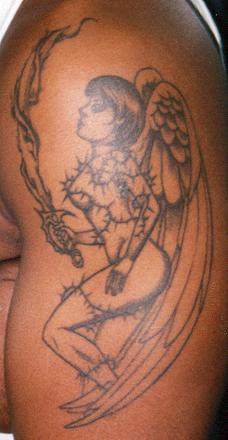 el tatuaje de una chica angel con una espada