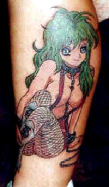 el tatuaje estilo anime con una chica con pelo verde