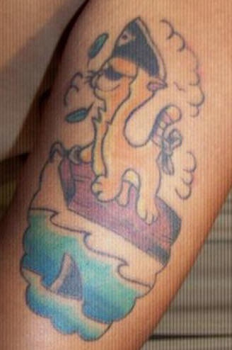el tatuaje estilo caricatura con un gato pirata en el mar