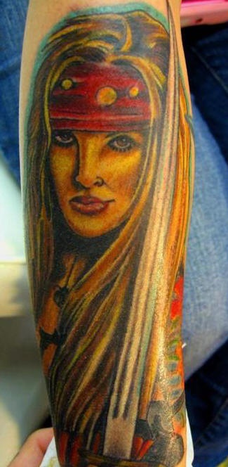 el tatuaje de una mujer pirata con una espada