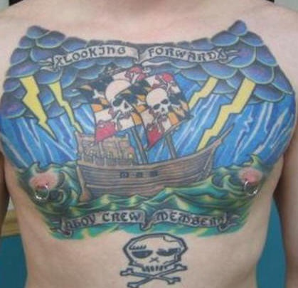 el tatuaje tematico grande con el barco pirata en el mar hecho en color a todo el pecho