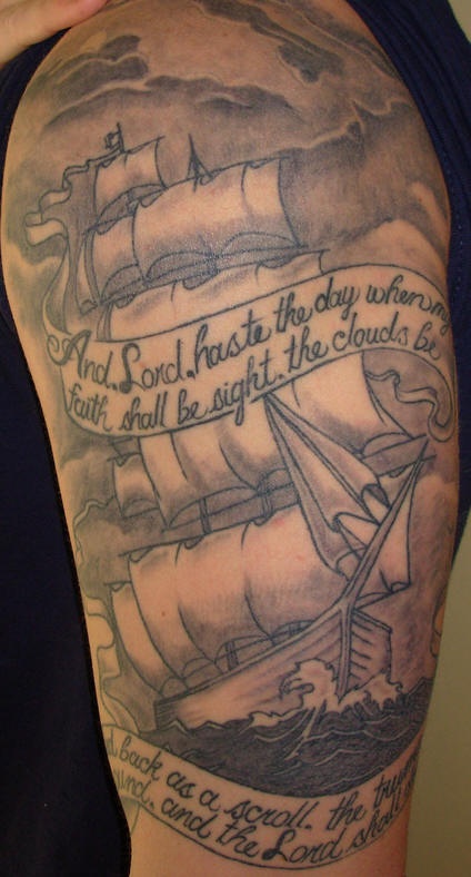 el tatuaje de tinta gris con un barco en el mar