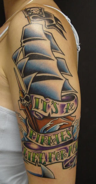 el tatuaje colorado de un barco de piratas hecho en el brazo