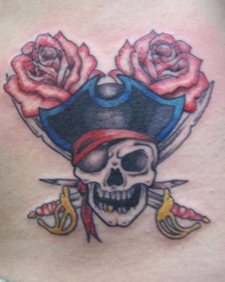el tatuaje de la calavera del capitan pirata con cuchillos cruzados y rosas en el fondo