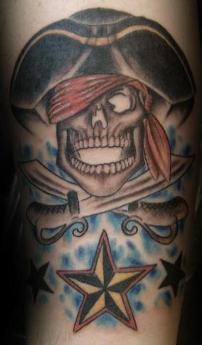 el tatuaje de la calavera pirata con cuchillos cruzados y las estrellas nauticas